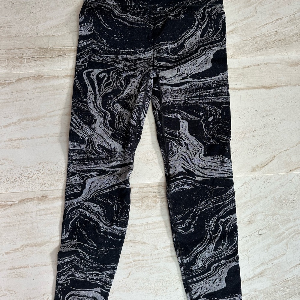 Athleta women’s Black and silver Marble Print Leggings size large